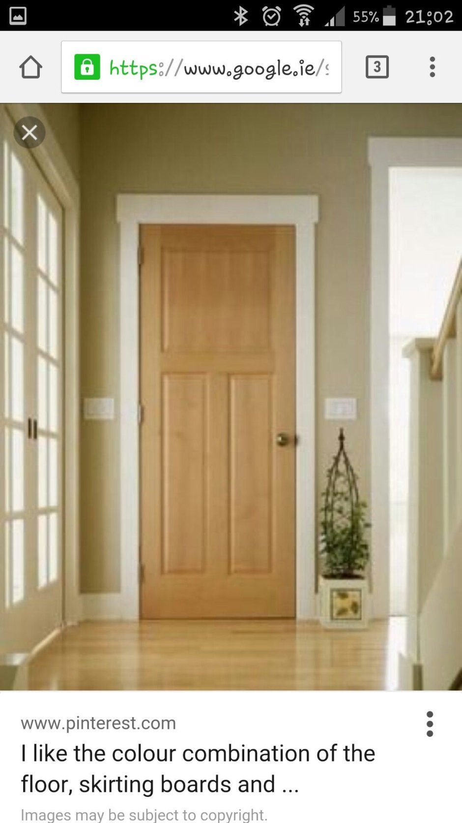 Белая дверь с деревянным наличником
