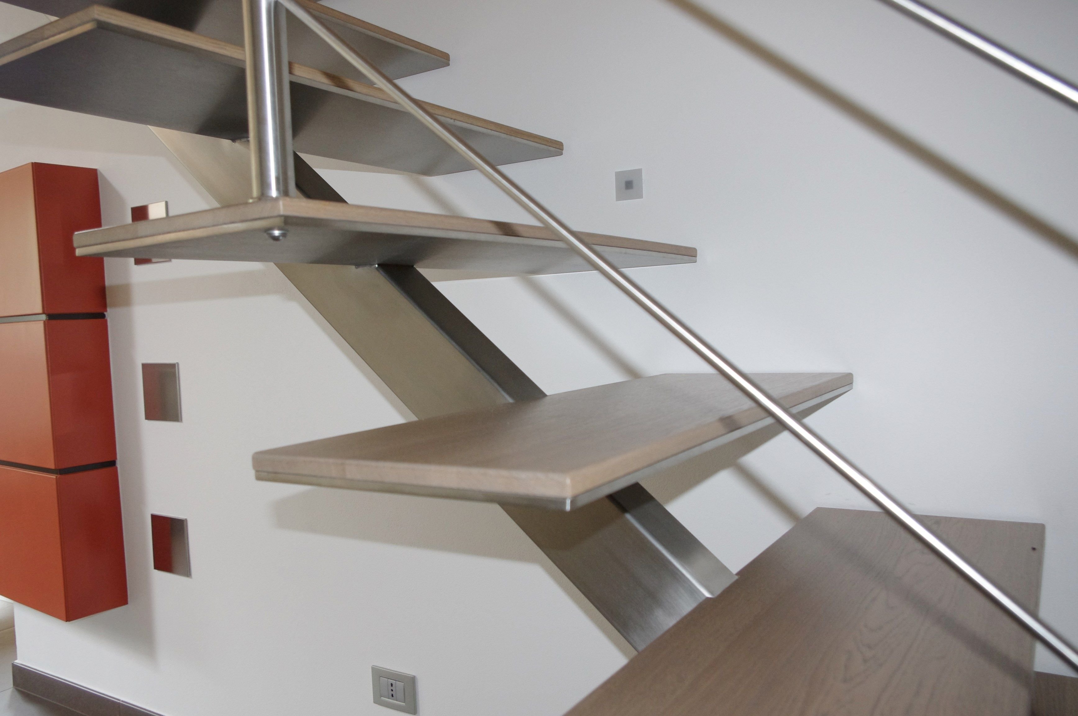 Ремонт металлических лестниц. Лестница на металлическом каркасе. Крепление металлической лестницы. Ступени металлические для лестниц. Металлическая лестница с деревянными ступенями.