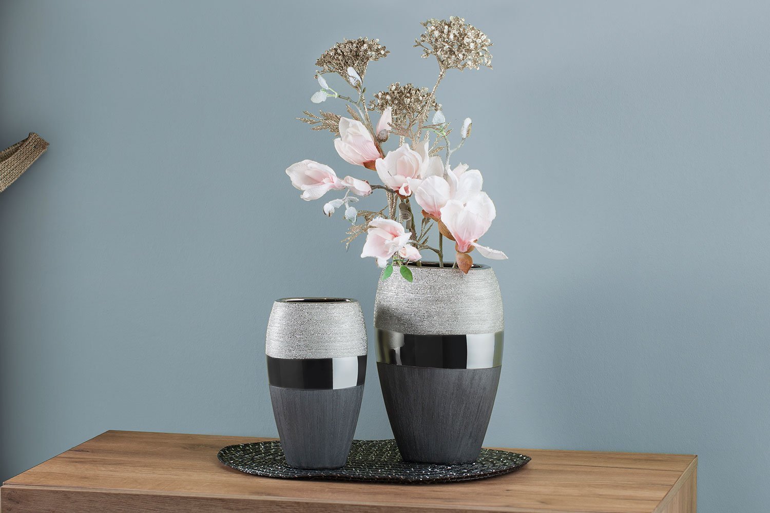 Светло серые вазы. Дизайнерские вазы. Красивые вазы для интерьера. Дизайнерская ваза для цветов. Современные вазы для интерьера.