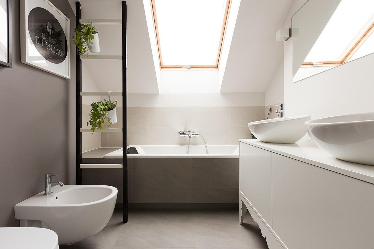 Туалет в мансарде со скошенным потолком фото дизайн