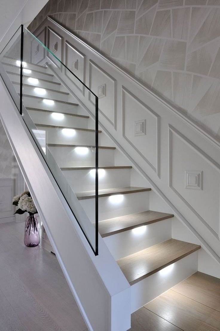 Белая лестница со стеклянными перилами