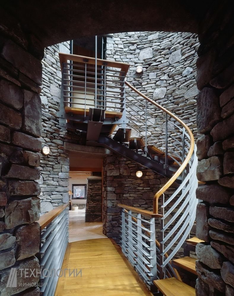 Винтовая лестница из камня