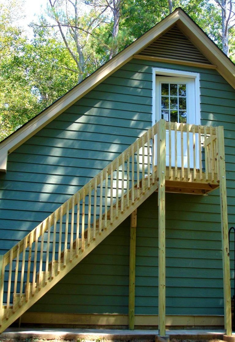 Наружная лестница на второй этаж