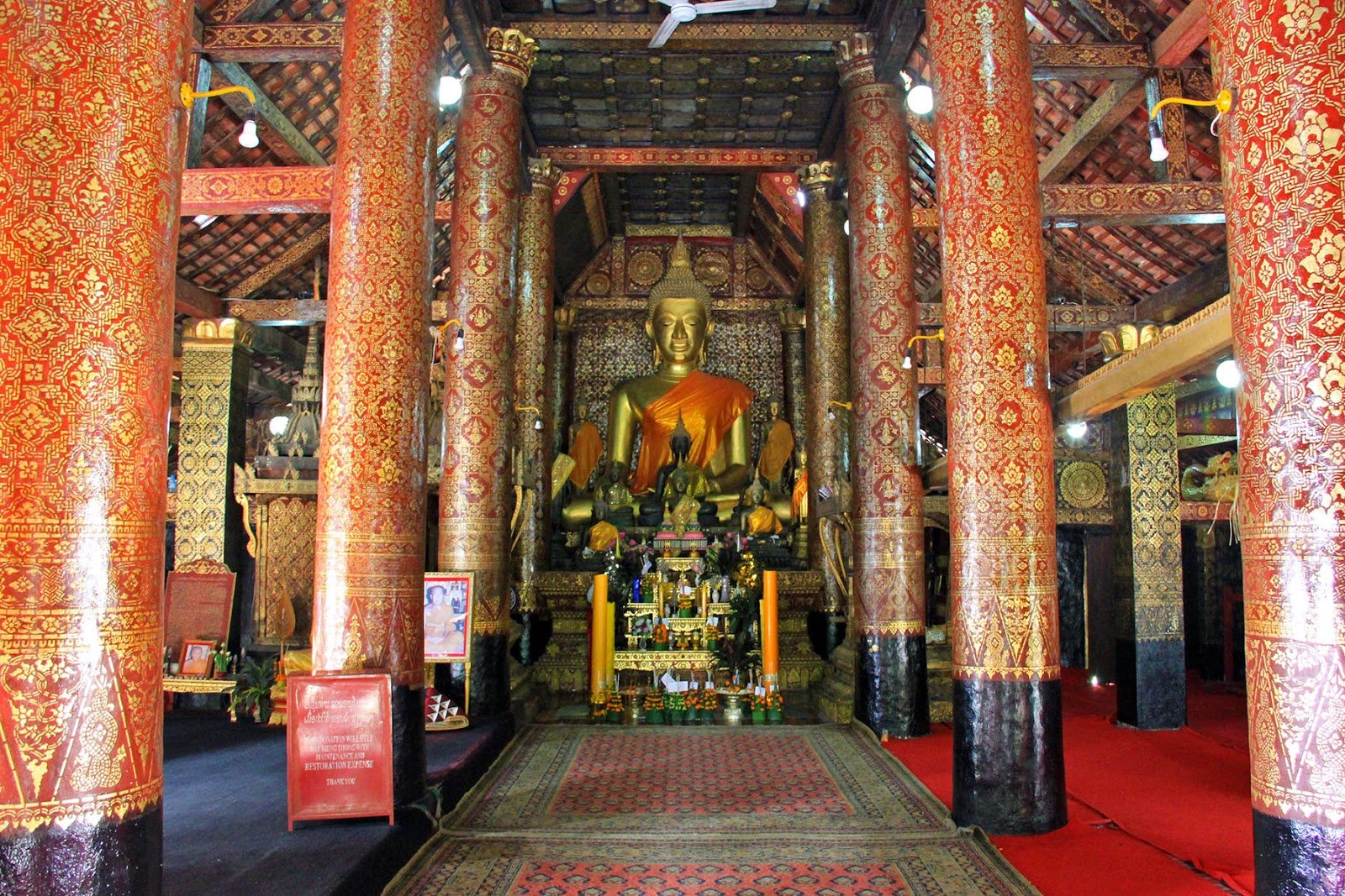 Внутреннее убранство православного и буддийского храма. Храм ват Сиенг Тхонг. Храм ват Пхра Нанг Санг внутри. Синто храм внутри. Древнекитайский храм внутри.