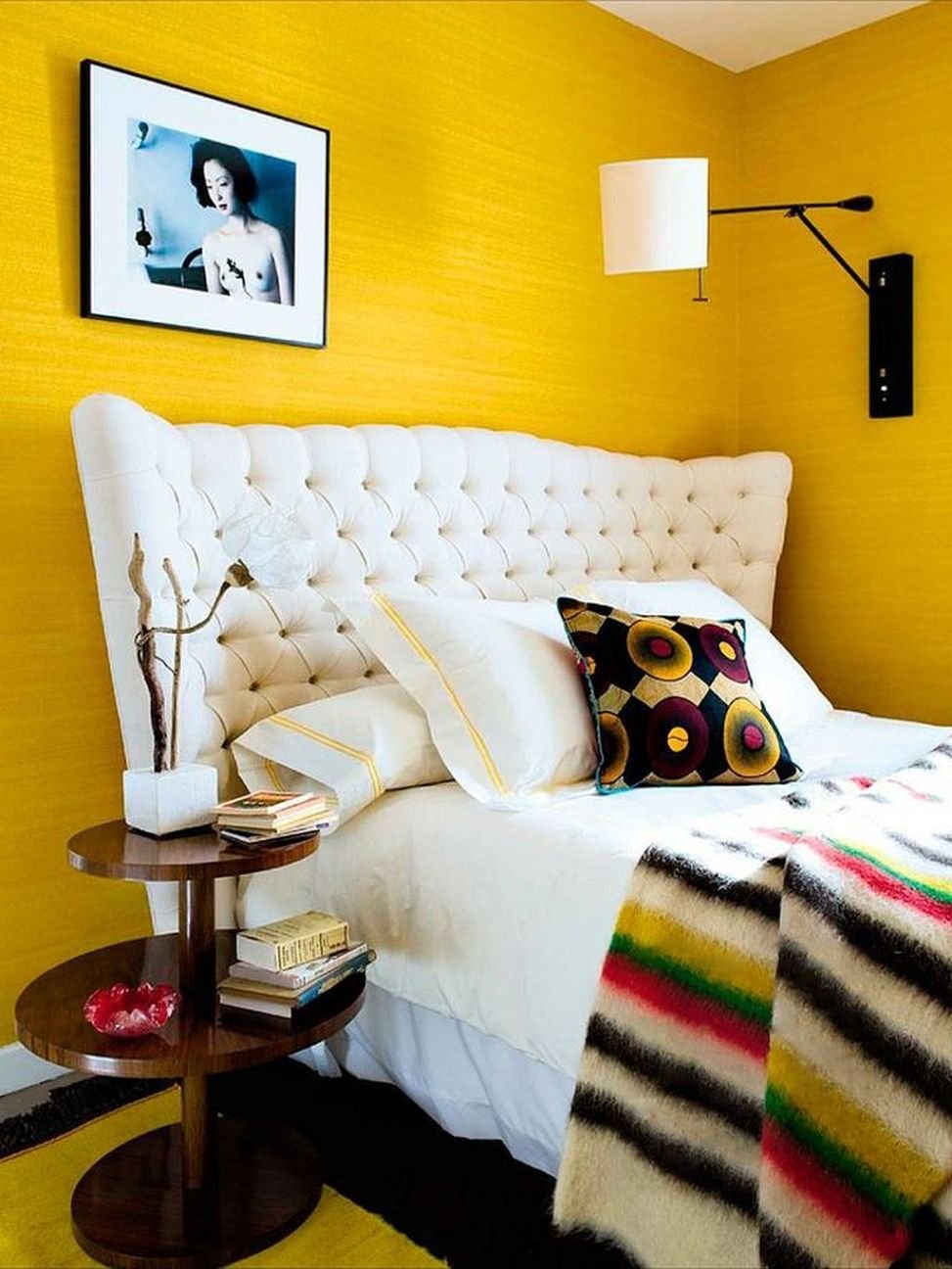 Горчичная кровать. Желтая спальня. Желтый интерьер спальни. Спальня в желтых тонах. Спальня в желтом цвете.
