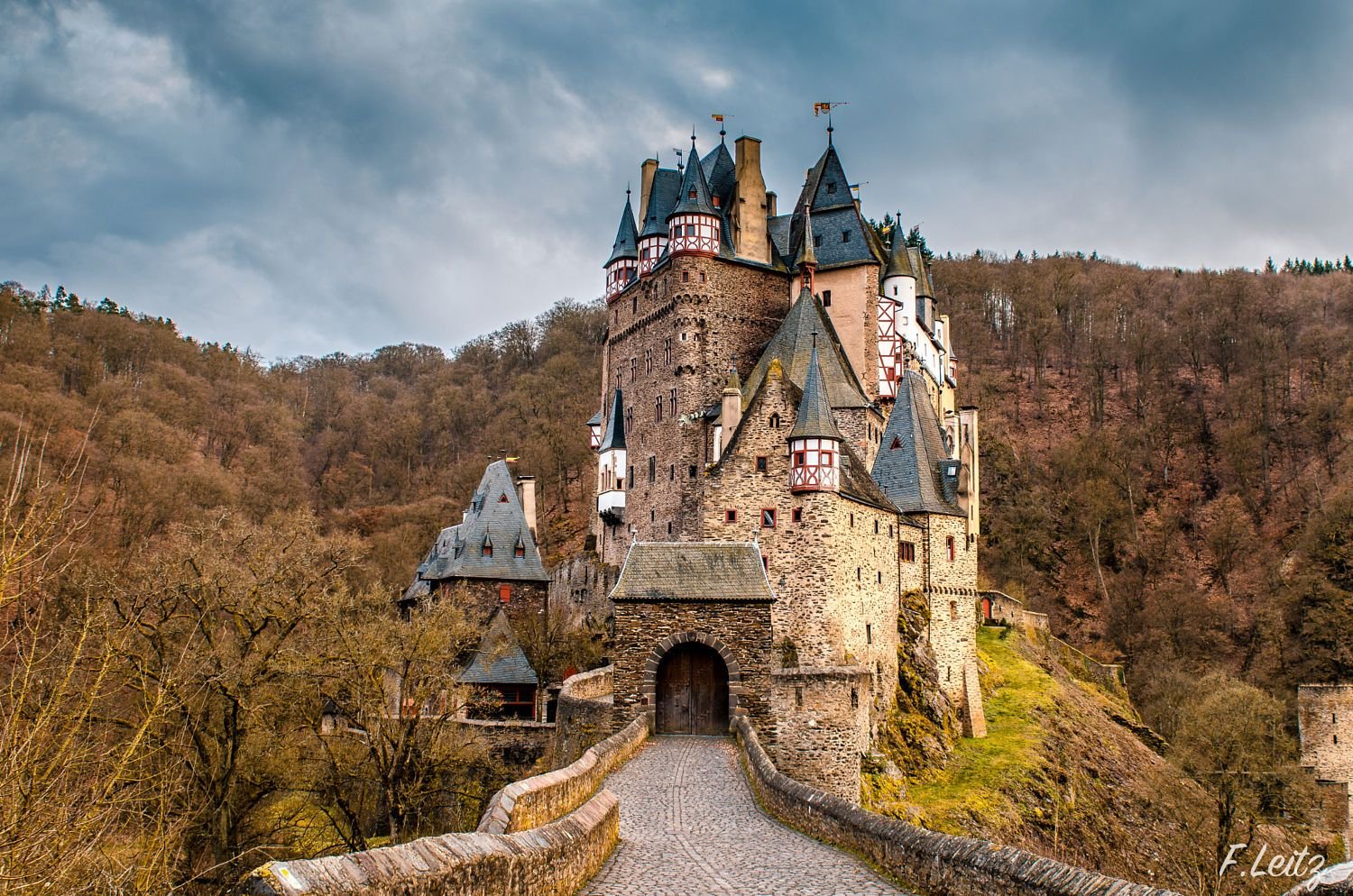 Старинный замок веков был. Замок Эльц. Замок Эльц Эстетика. Старый замок Сатка. Замок Эльц Германия в тумане.