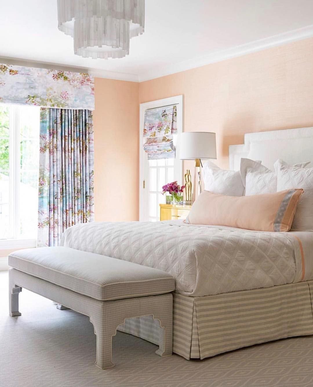 Спальня в персиковом цвете