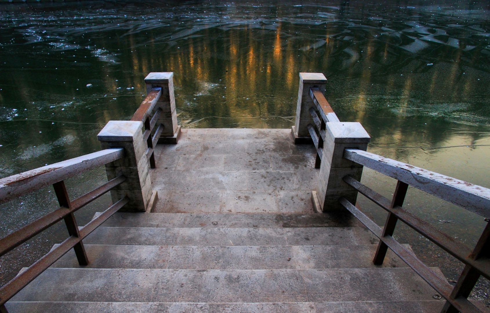 К пруду с изменившимся лицом. Лестница в воду. Лестница спуск к реке. Ступеньки в пруд. Лестница в пруд.