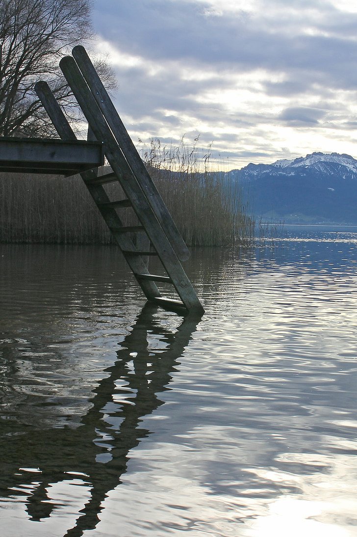 Лестница для спуска в воду