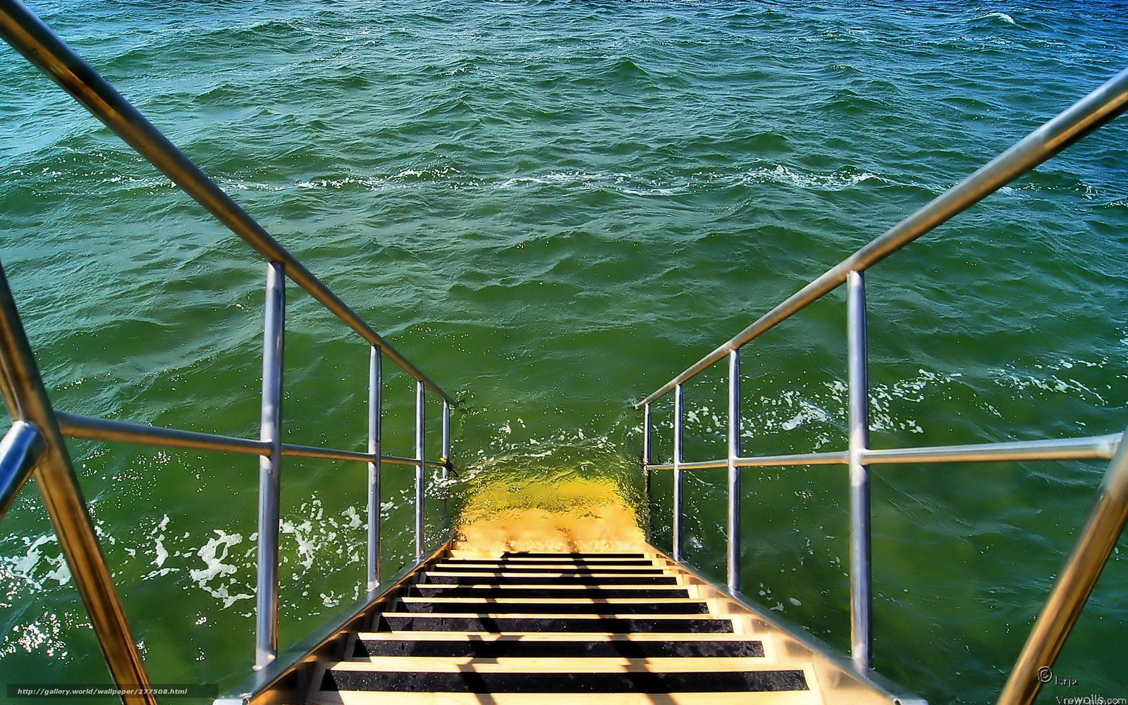 Морская лестница. Лестница в воду. Лестница для мостков в воду. Лестница к морю.