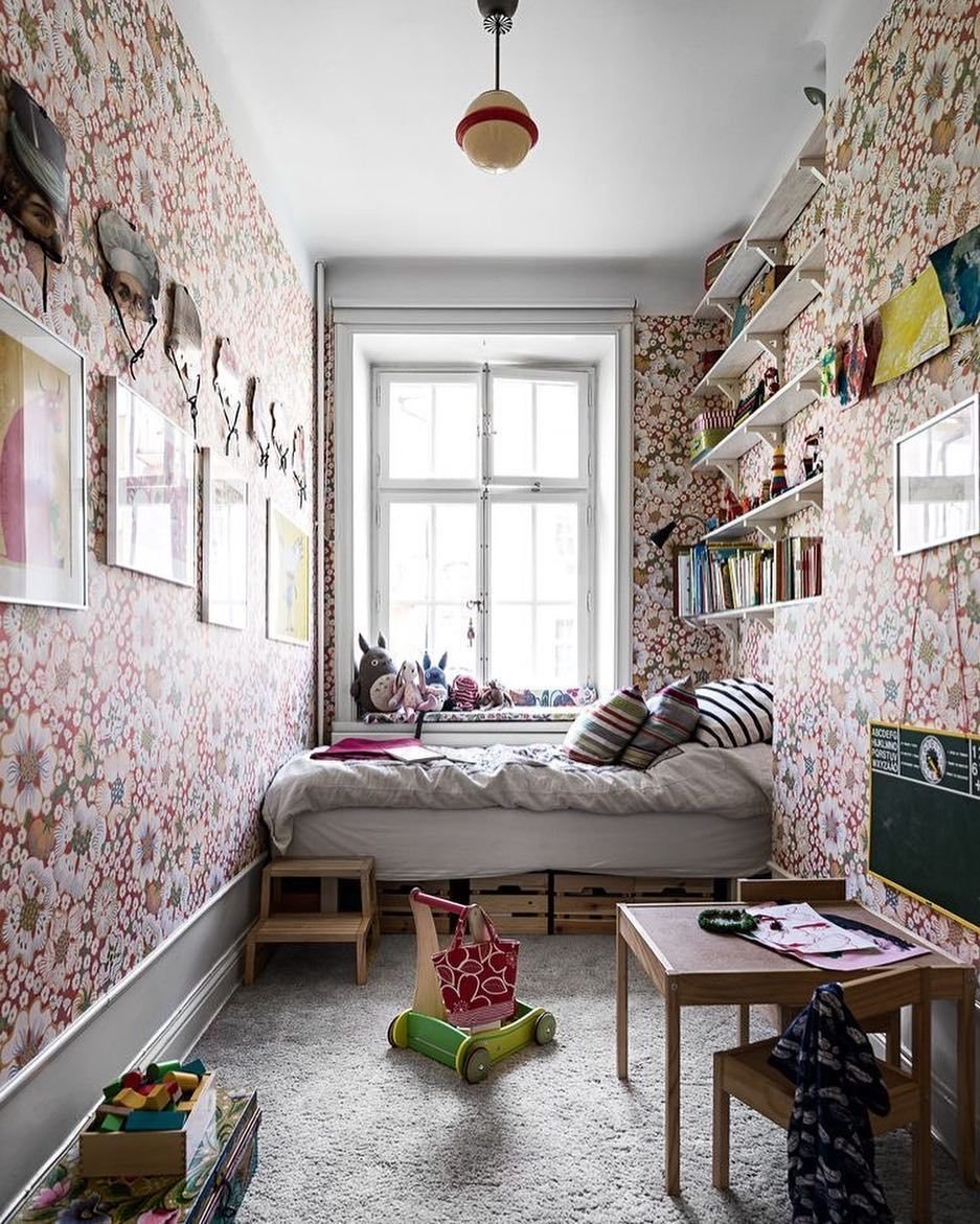 Узкая и длинная детская комната дизайн: 90 фото