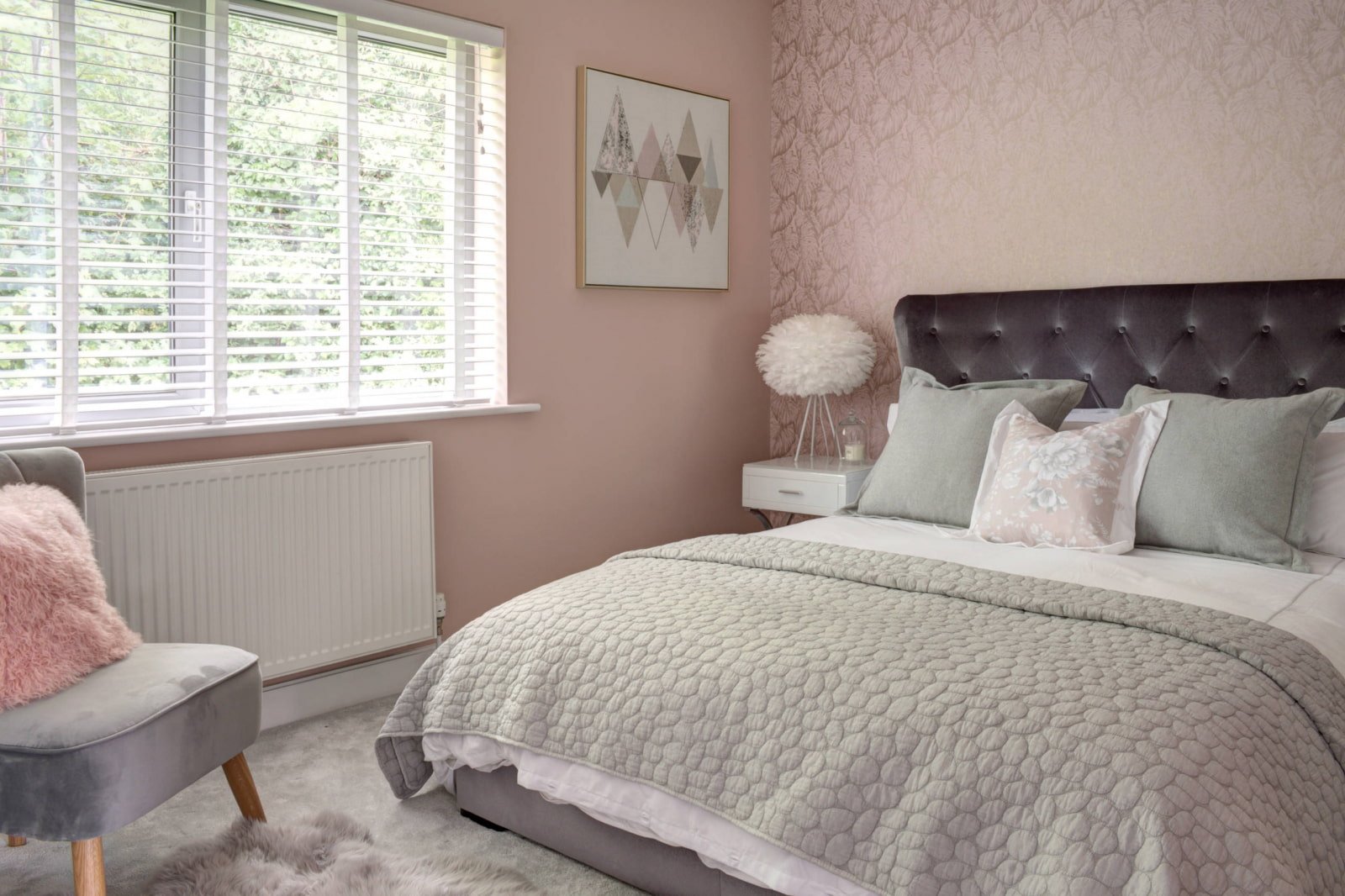 серый с розовым в интерьере спальни