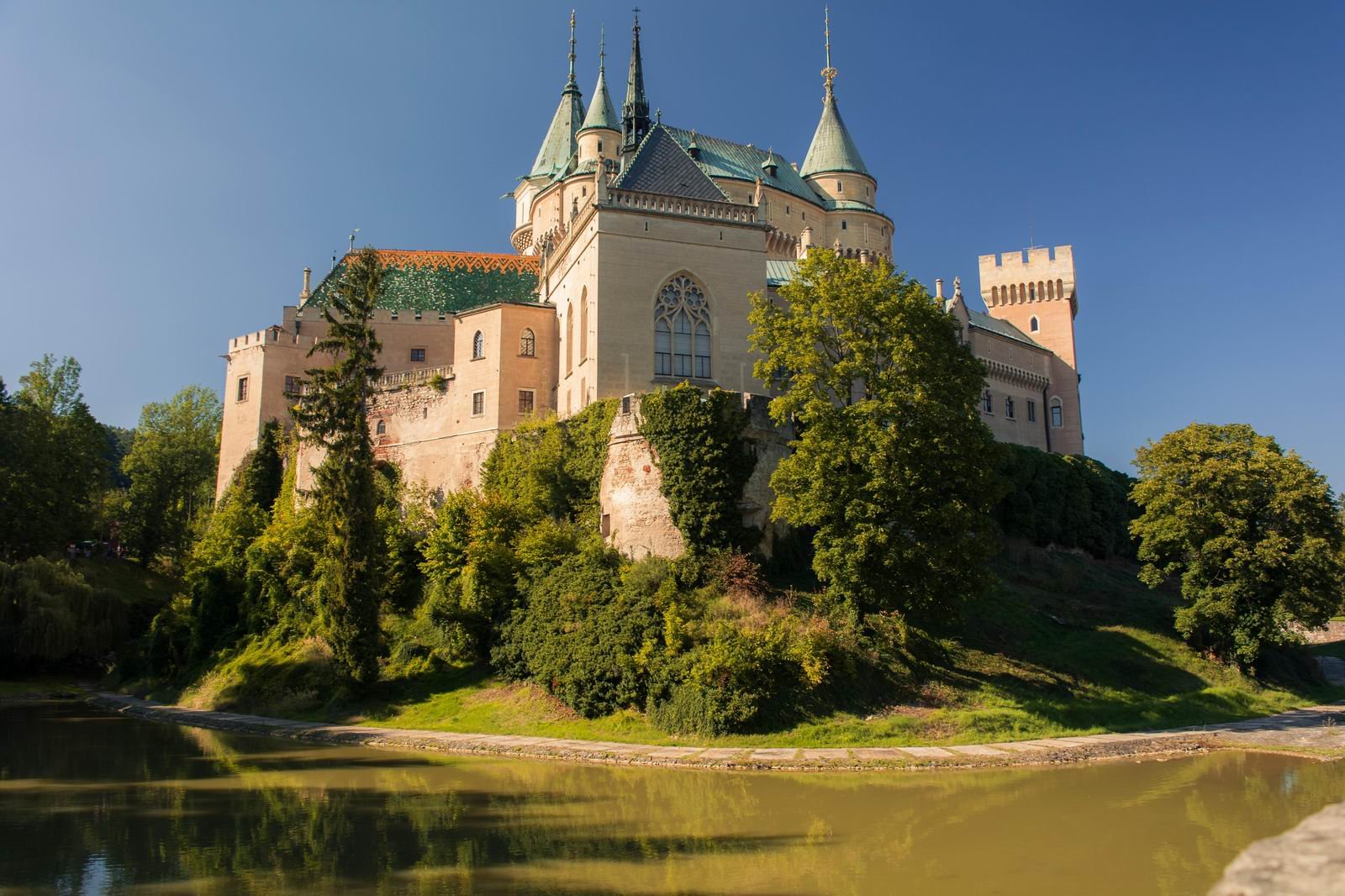 Www zamok. Бойницкий замок Словакия. Бойницкий замок, Бойнице, Словакия.. Замки Чехии Бойницкий. Бойницкий средневековый замок.
