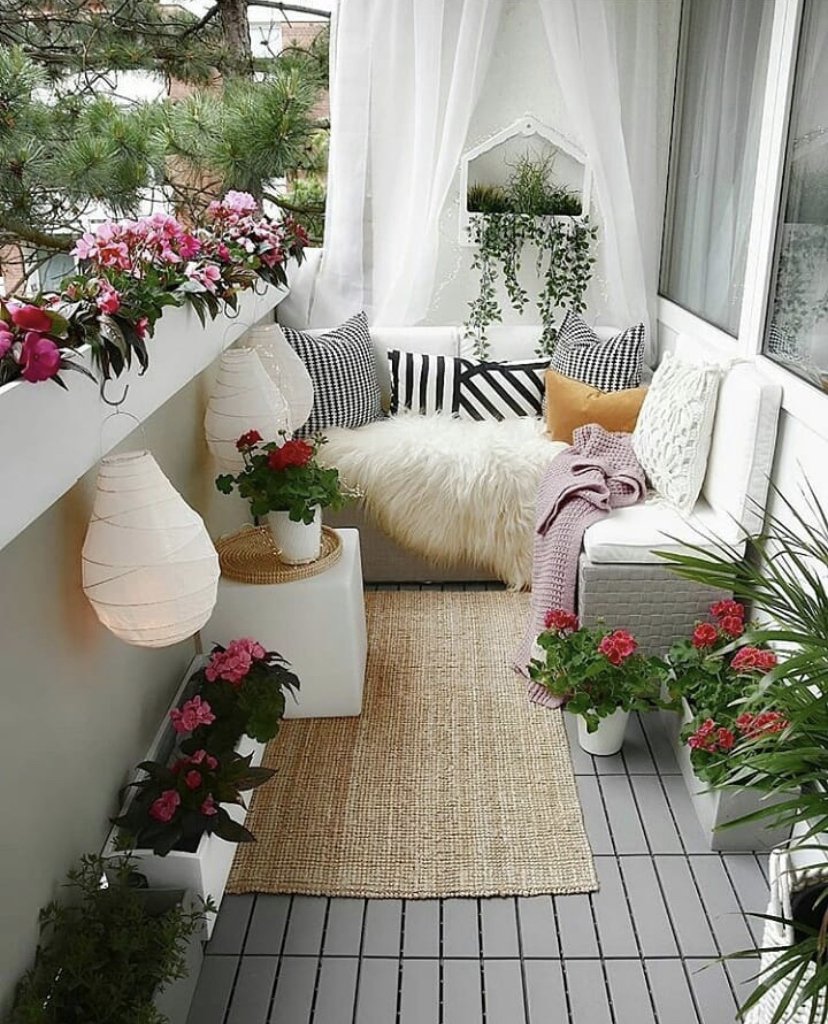 Уютный открытый балкон