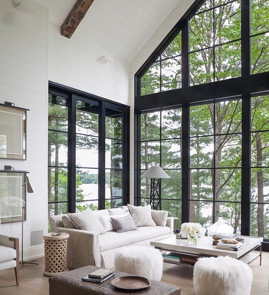 Дом с панорамными окнами в лесу у озера