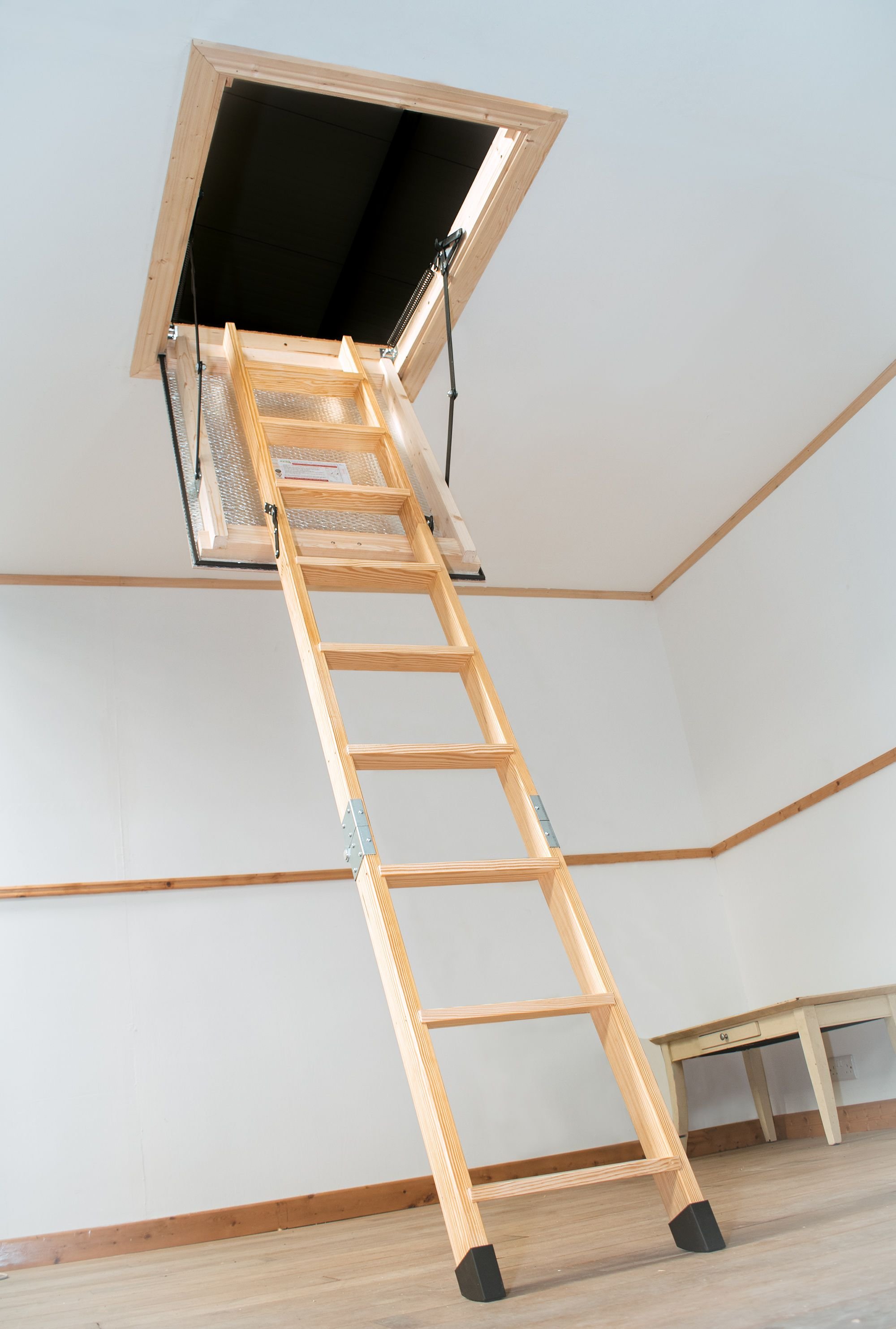 Люк с лестницей леруа. Лестница Факро на чердак. Fakro чердачная лестница. Лестница-люк Loft Ladder. Чердачная лестница 600 1100.