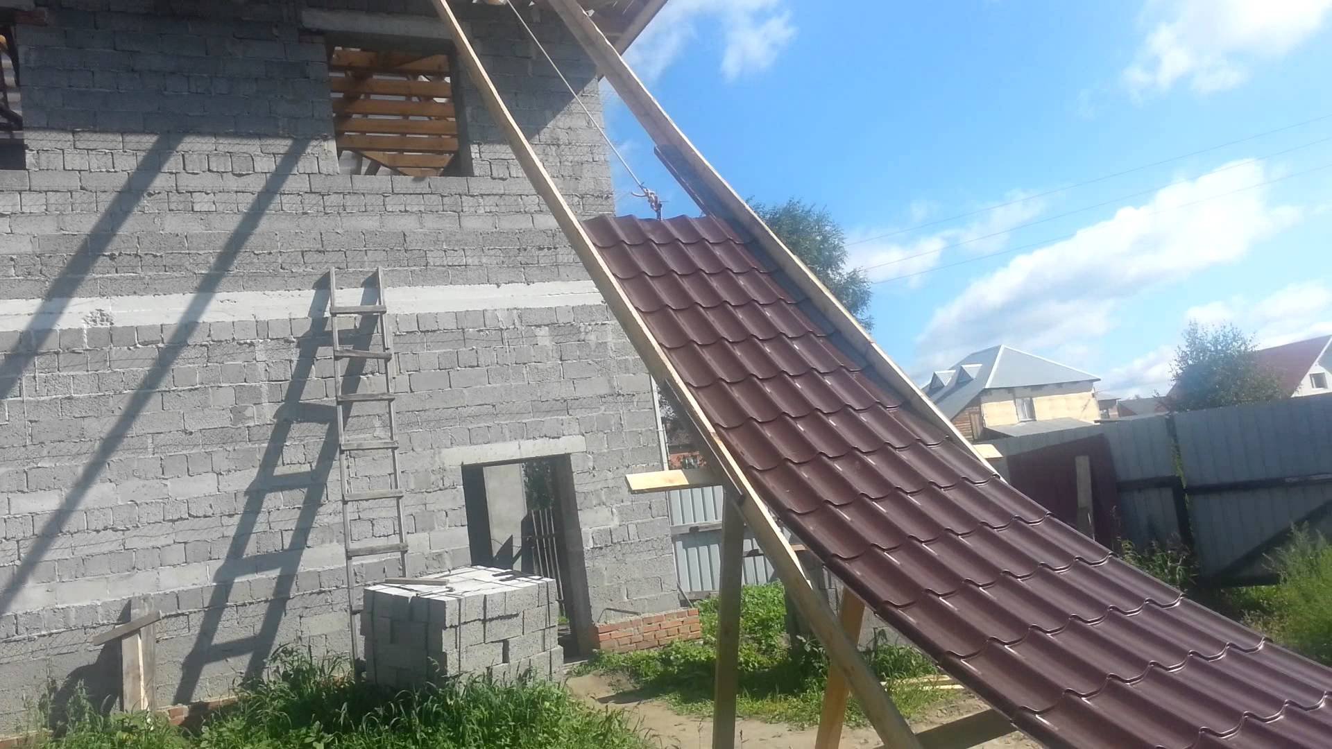 Надежная защита крыши. Приспособление для подъема металлочерепицы на крышу. Подъем металлочерепицы на крышу. Лестница на крышу из металлочерепицы. Лестница для металлочерепицы.