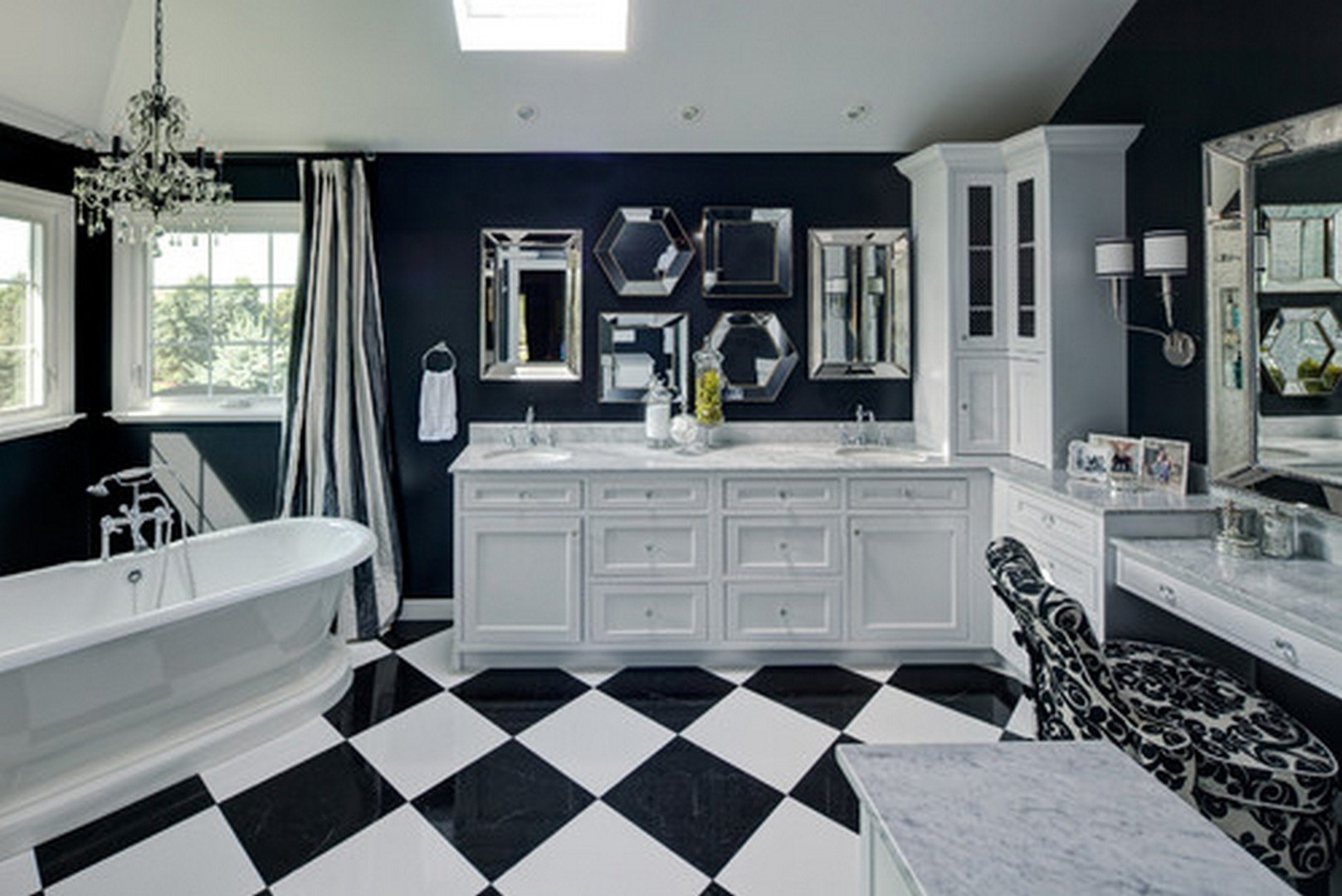 Черно белый цвет в ванной. Черно-белая ванная комната. Ванна в черно-белых тонах. Черно белый интерьер ванной комнаты. Ванная в шахматном стиле.