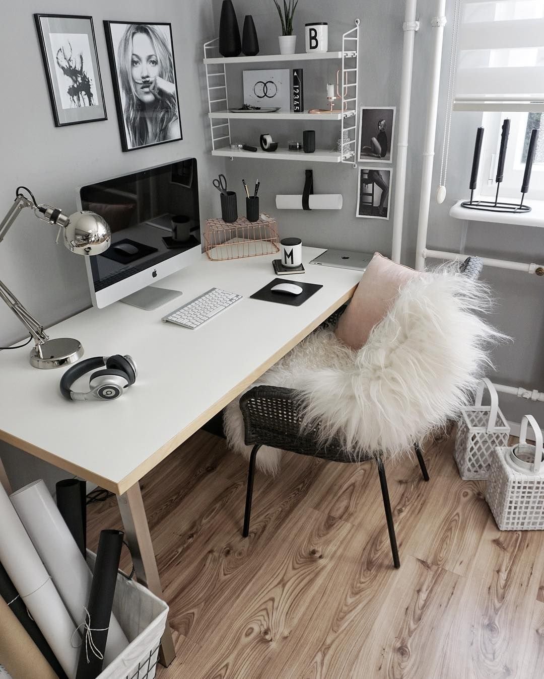 Организация рабочего стала. Рабочее место дизайнера. Красивый рабочий стол в комнате. Комната на рабочий стол. Креативный письменный стол.