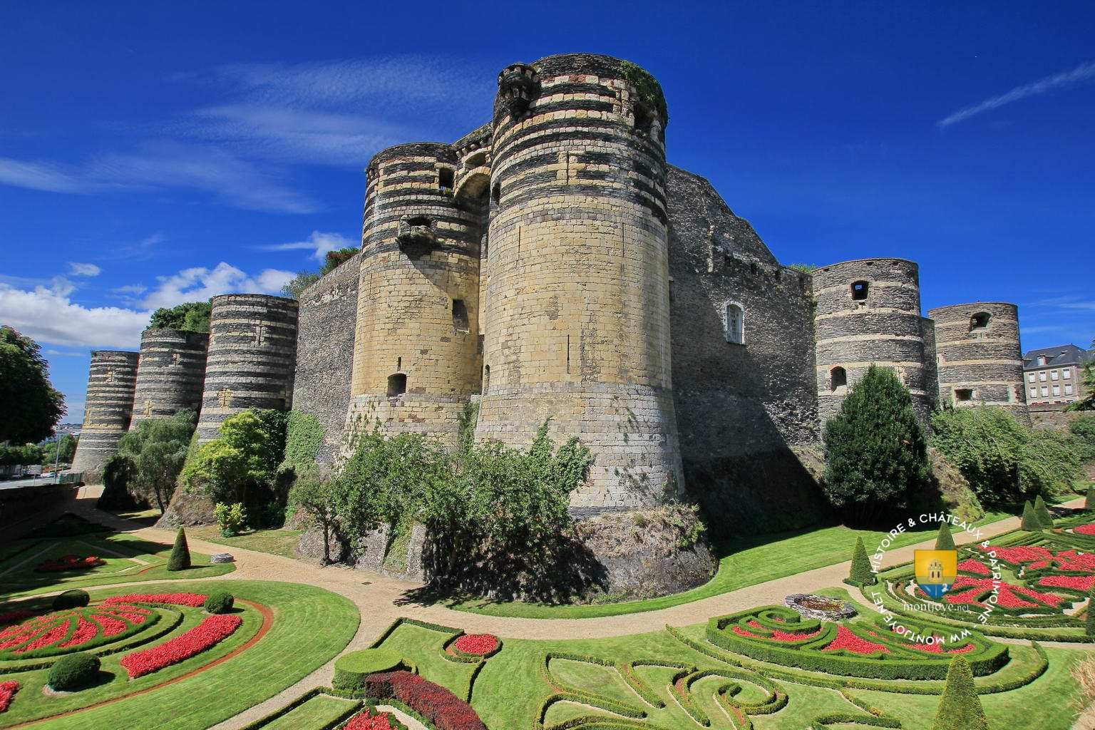 Анже. Замок Анжер Франция. Замок Анже Франция. Chateau d Angers. Анжерский замок цветники Франция.