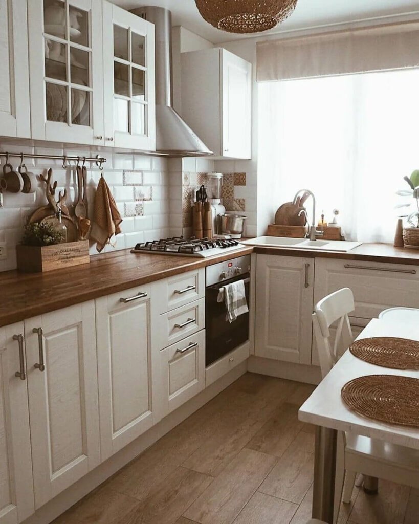 Белая кухня с окном