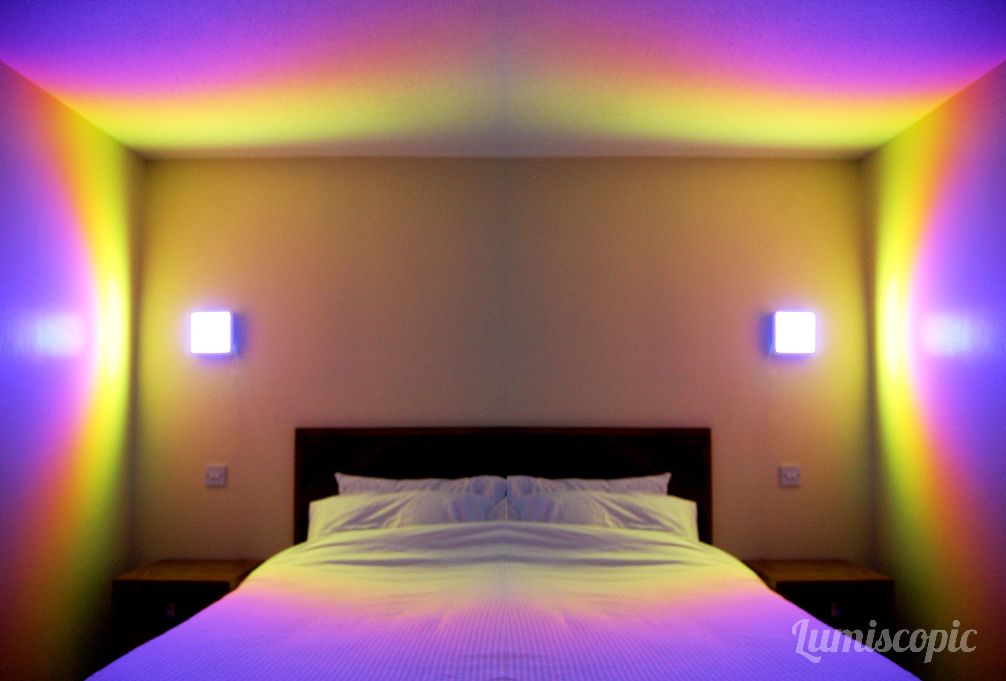 Светодиодная лампа в комнату. Подсветка РГБ лентой. Комната с подсветкой. Комната со светодиодами. Светодиодная подсветка в комнате.
