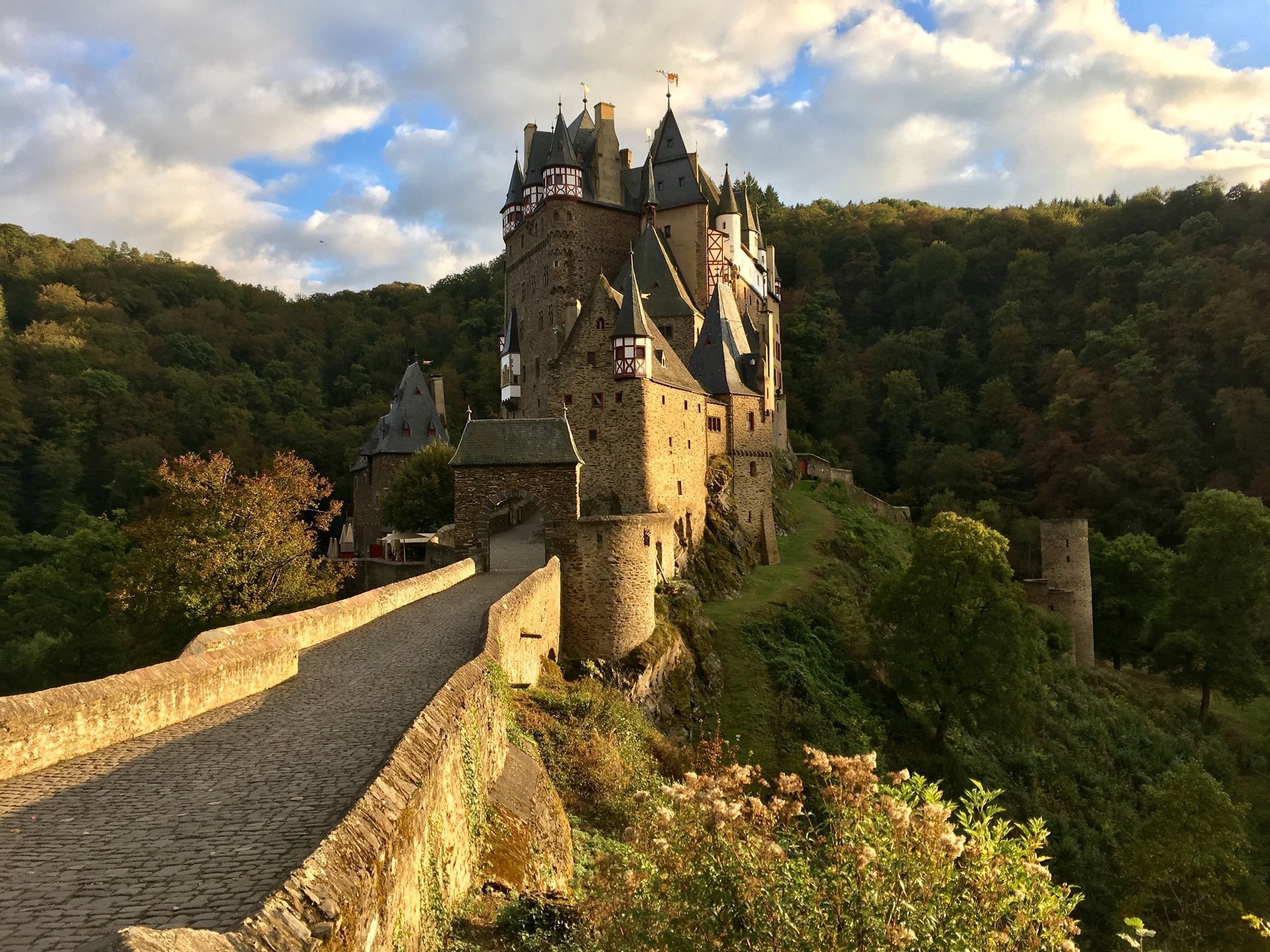Старинный замок веков был. Замок Бург Эльц. Замок Эльц Германия. Замок Эльц Рейнланд-Пфальц Германия. Средневековый замок Эльц, в Виршеме, Германия.