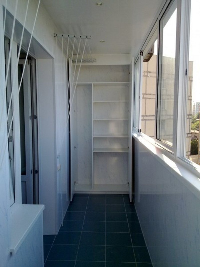 Отделка балкона со шкафом