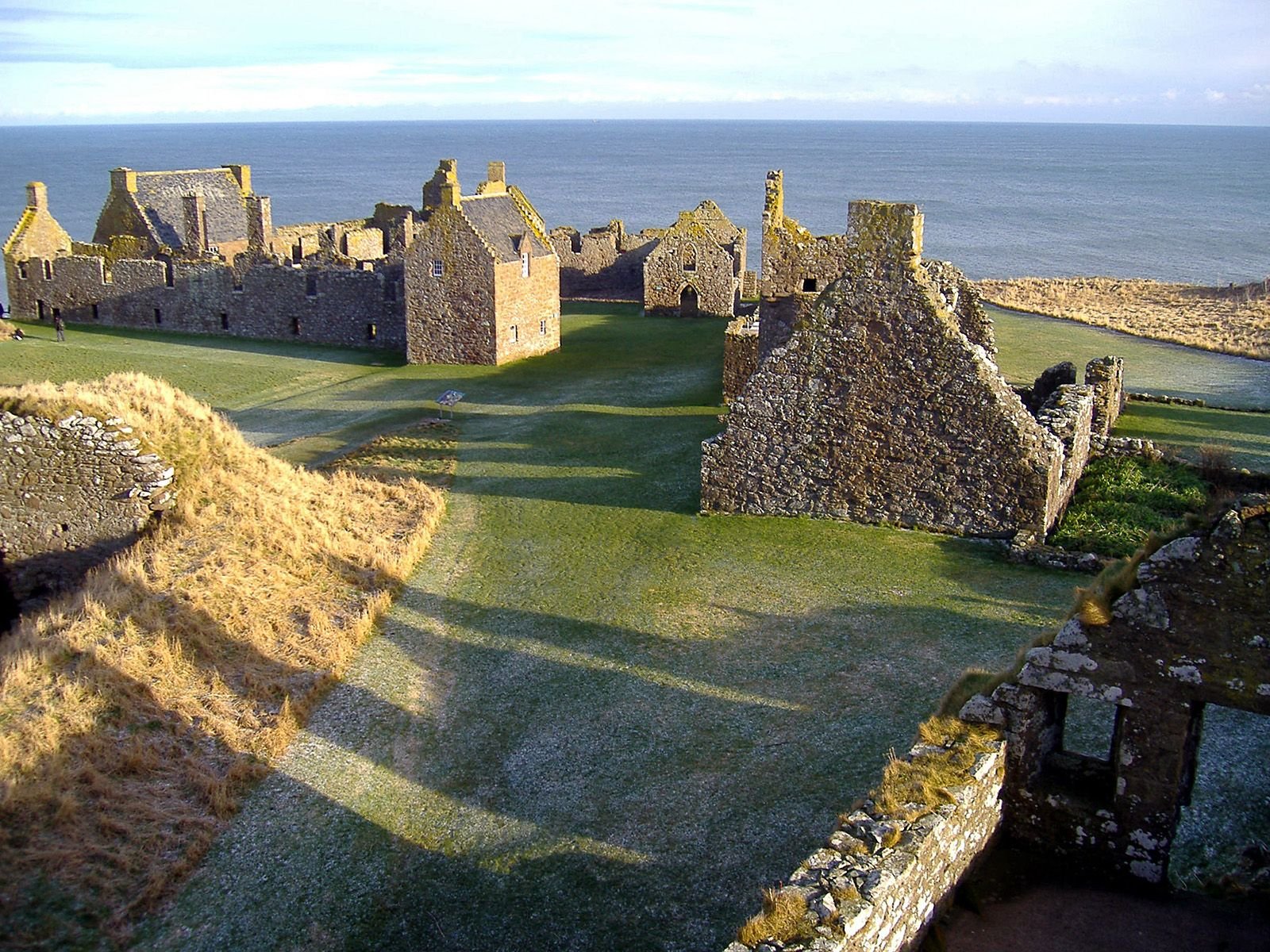 Неприступная крепость это. Средневековый замок Данноттар, Шотландия.. Данноттар неприступный замок Шотландии. Замок Данноттар Шотландия внутри. Замок Данноттар Абердиншир Шотландия 15-16 век.