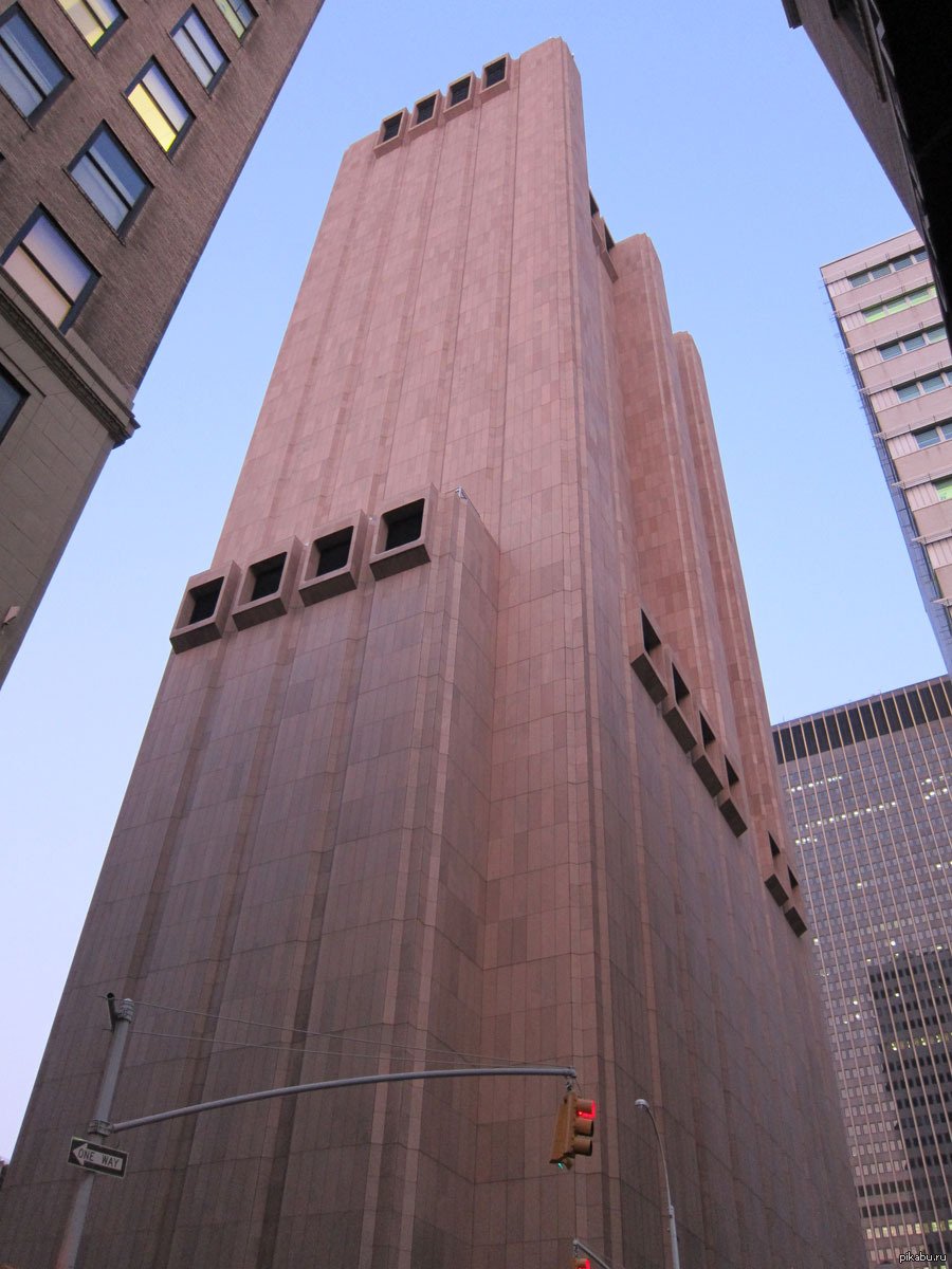 Здание в стиле брутализм в Нью Йорке