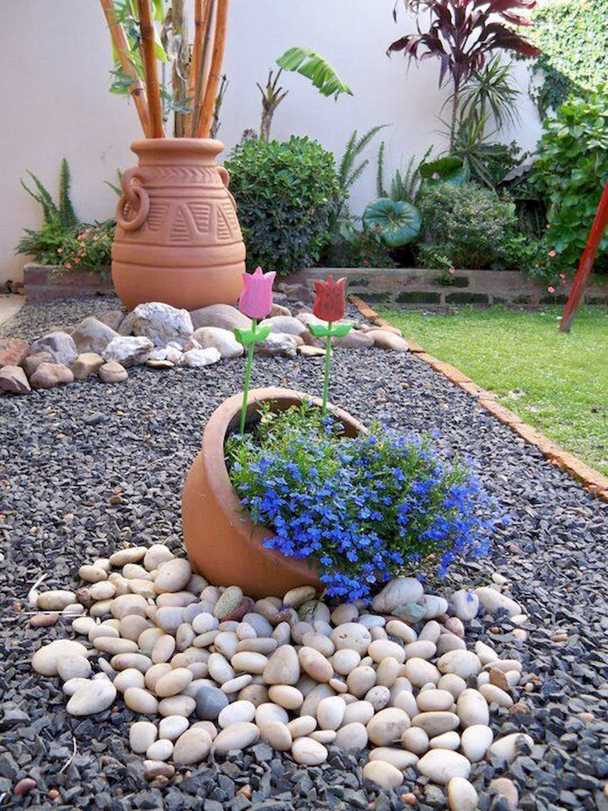 Декоративная щебенка для сада. Клумба из камней. Декор клумбы камнями. Композиция из камней в саду. Декоративная галька для сада.