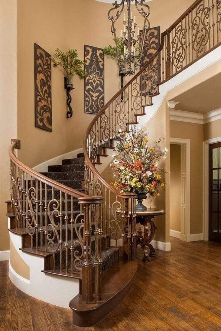 Декор стены лестницы в доме