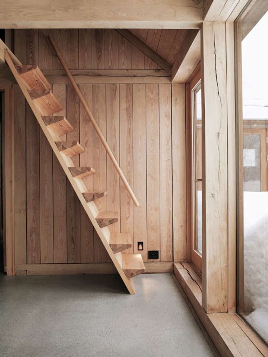 Деревянные лестницы для дома и дачи