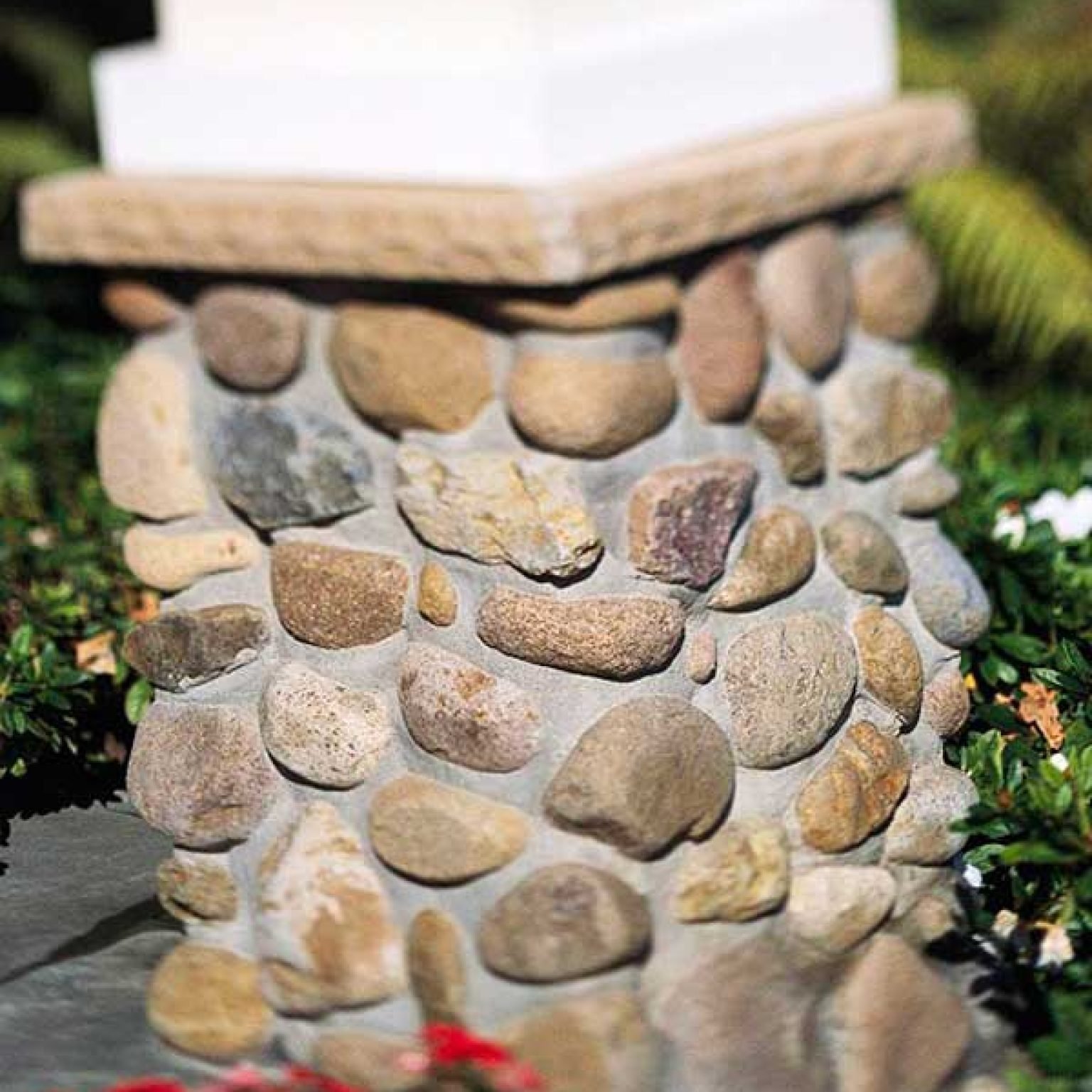 Самодельные камни. Декор из булыжников в саду. Декор из камней для сада. Камень для декора ландшафта. Декор из гальки для сада.