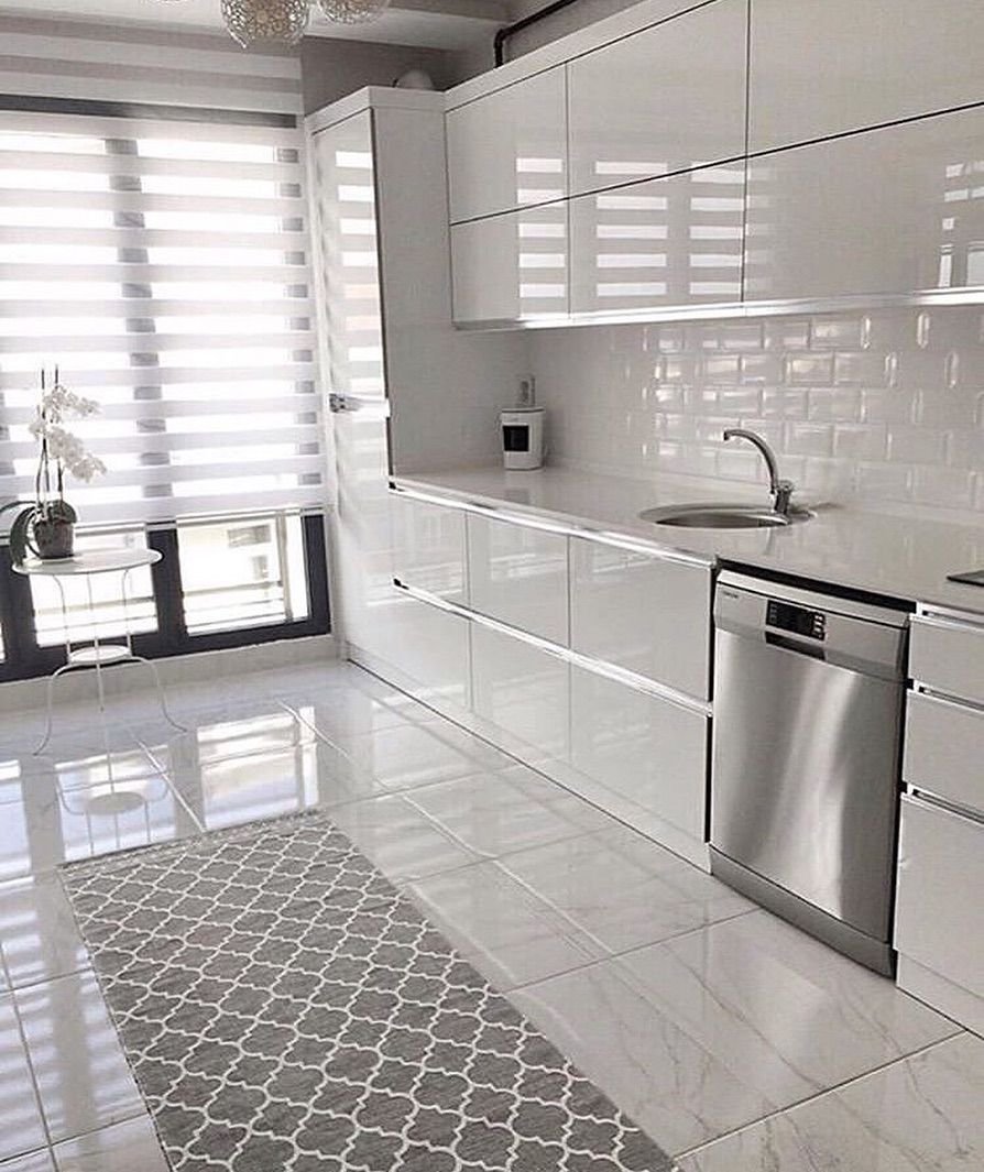 Белая плитка на кухне