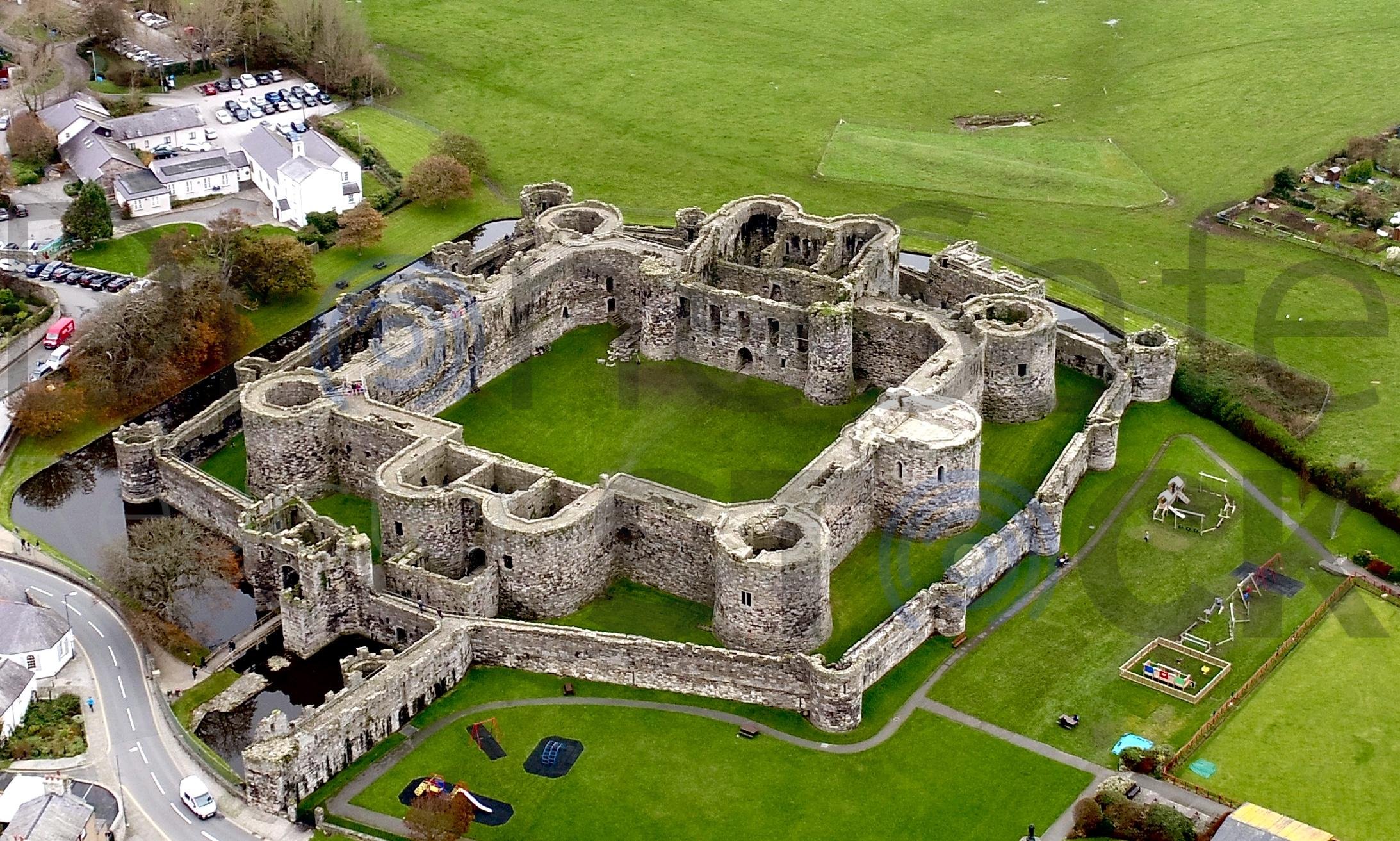 Когда были 1 замок. Замок Бомарис, Уэльс. Крепость в Уэльсе Бомарис. Замок Харлех Уэльс. Средневековый замок Бомарис.