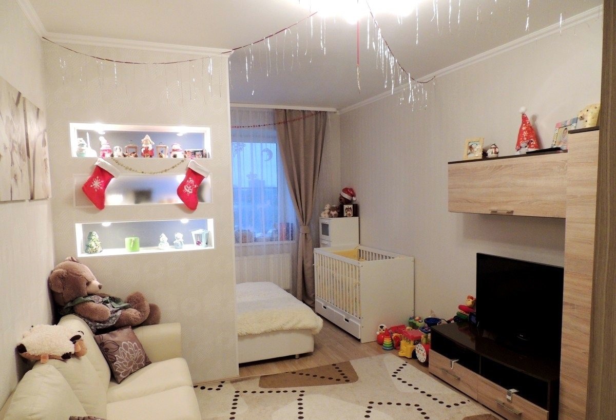 Дизайн однокомнатной квартиры с детской кроватью (89 фото) .