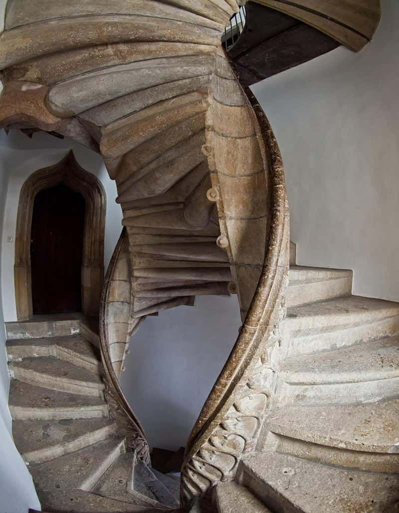 Лестница в средневековом стиле
