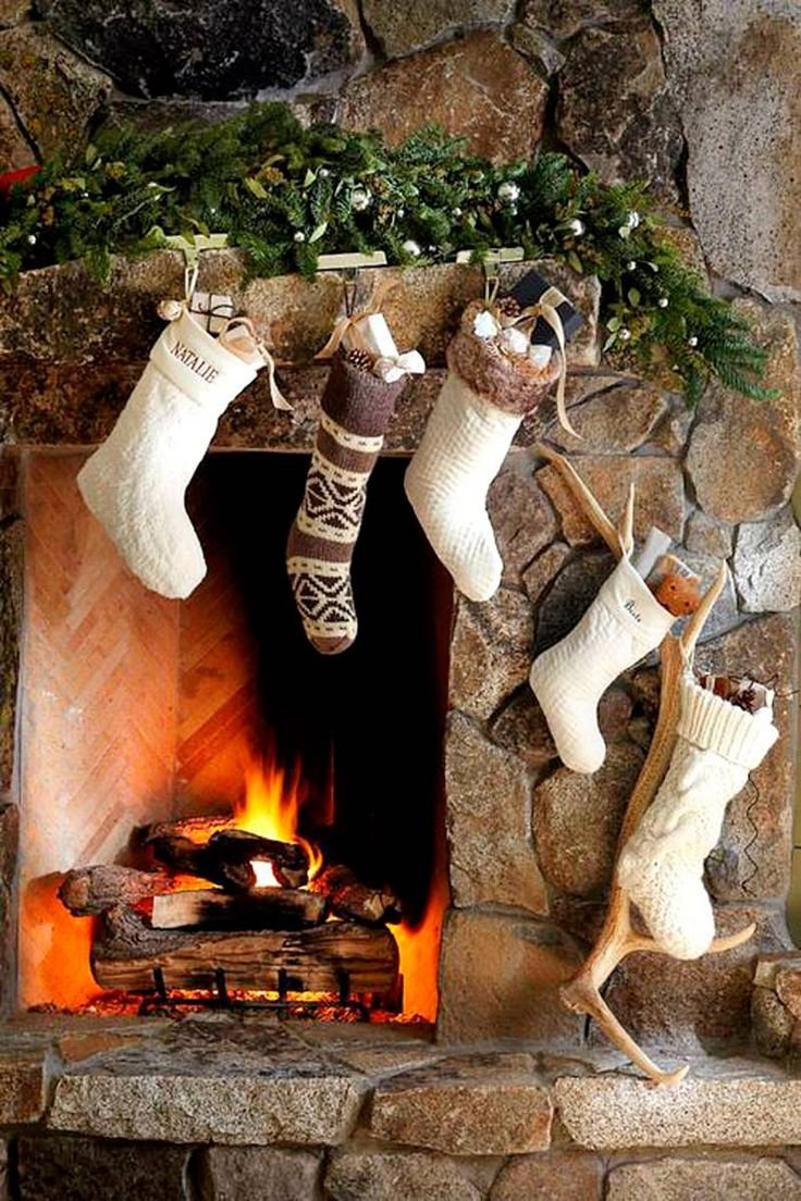 Рождественский камин с носками