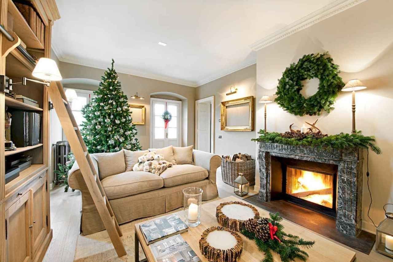 Украсить дом внутри. Новогодняя гостиная с камином. Рождественский интерьер. Красивый новогодний интерьер. Уютная комната с камином.