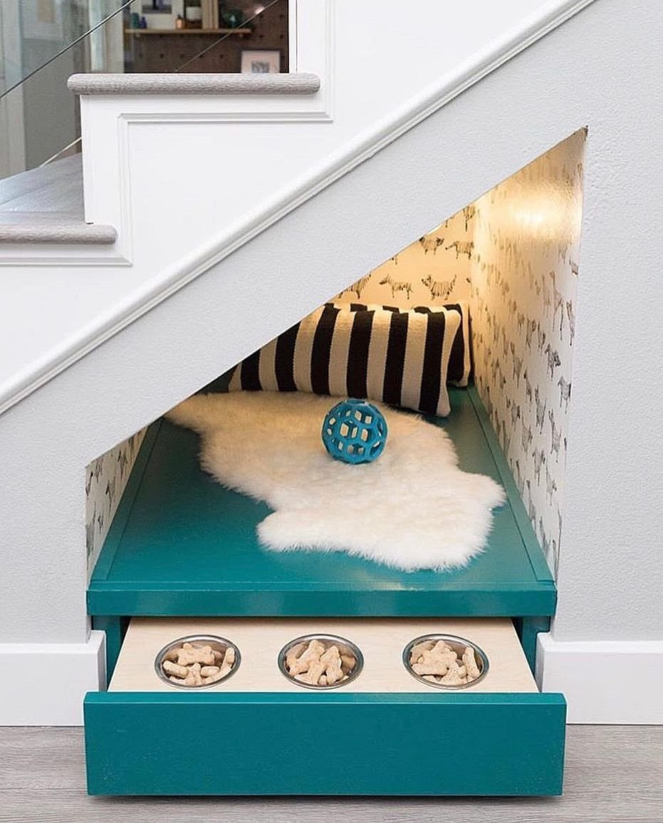 Домик для кошки под лестницей