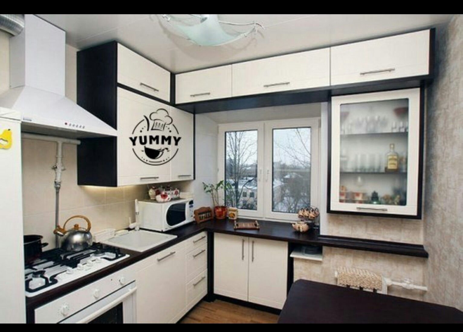 Планировка маленькой кухни с окном