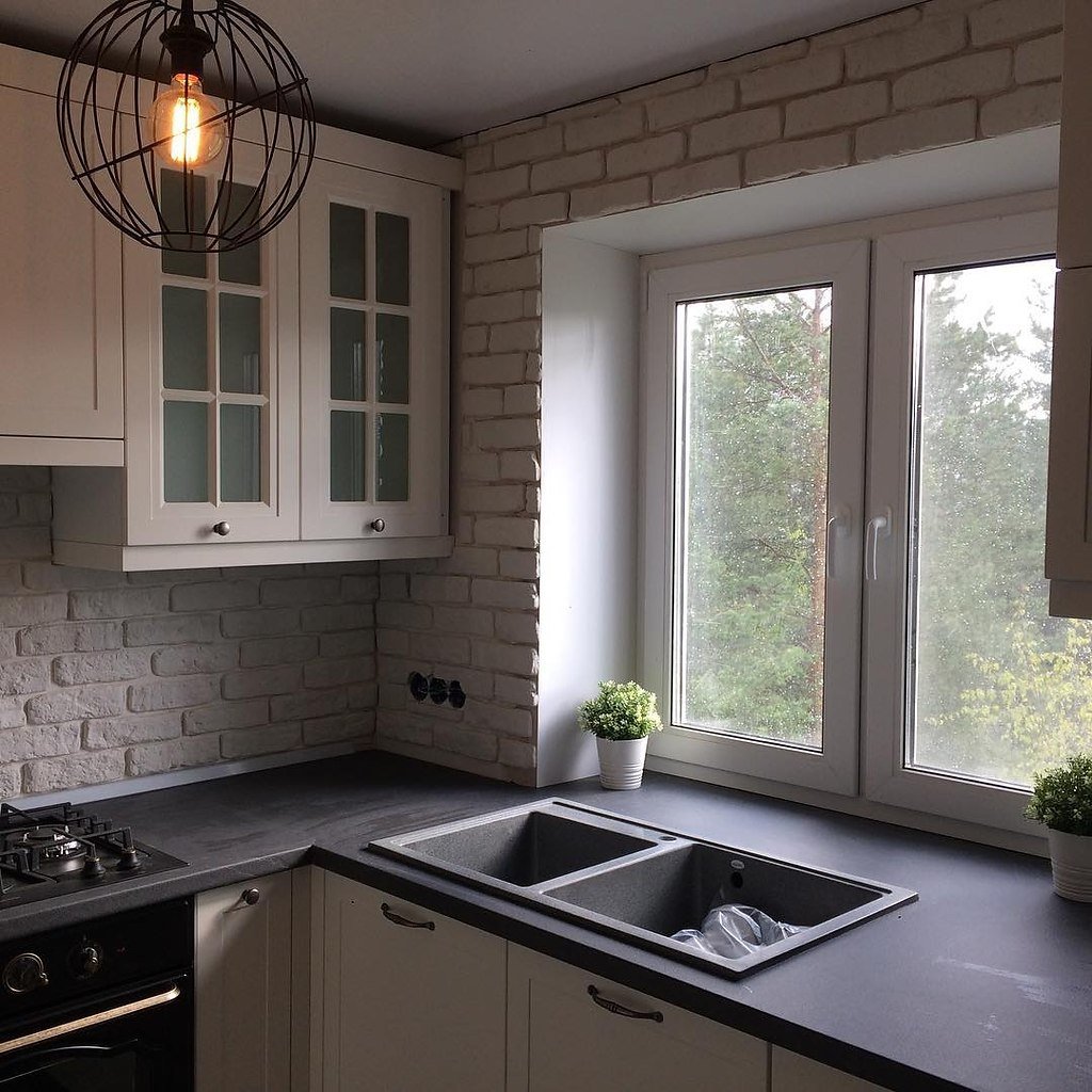 Дизайн кухни 8 м2 с окном в кирпичном доме фото