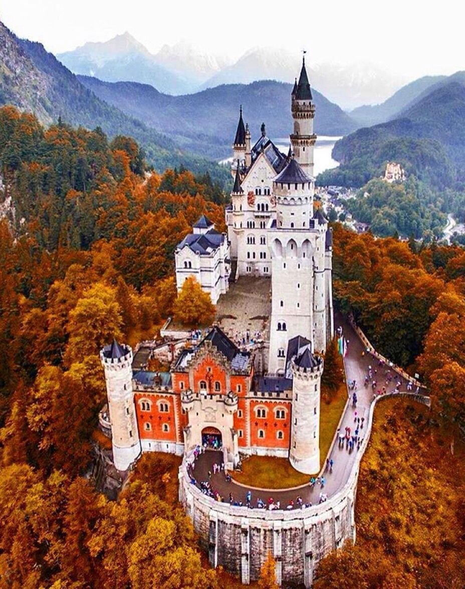 Замок Эльц в Германии осенью