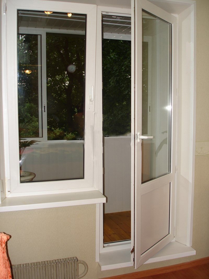 Окно выхода на балкон. Балконная дверь. Балконная дверь пластиковая. Дверь на балкон. Пластиковые двери на лоджию.