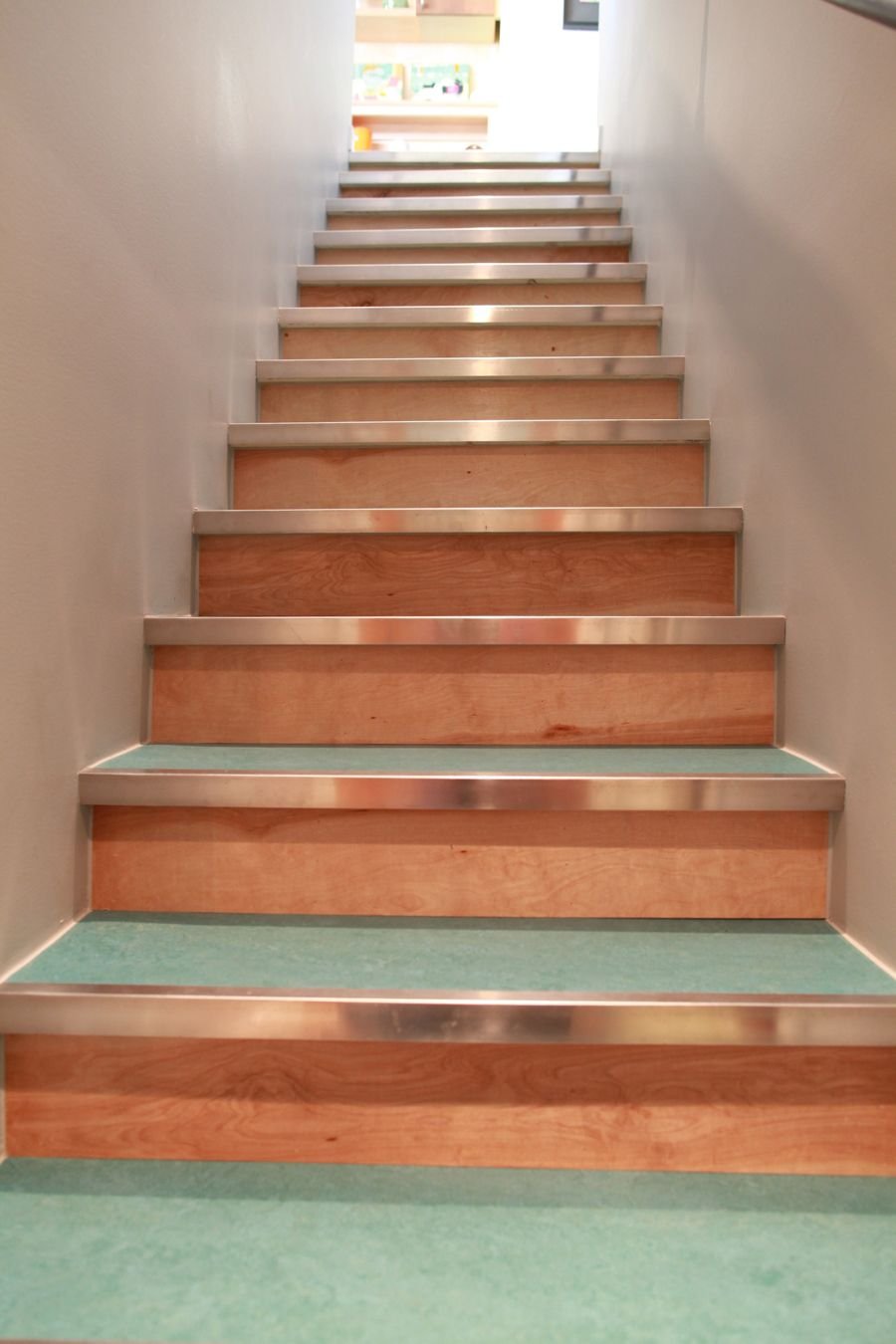 Линолеум на ступени деревянной лестницы