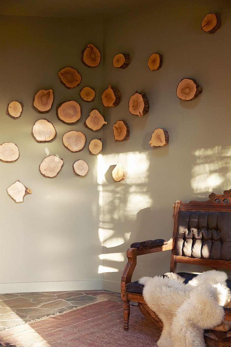 Спилы дерева в интерьере на стене
