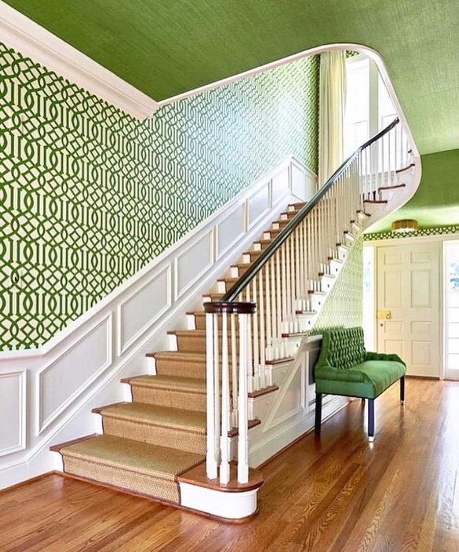 Зеленая лестница в доме