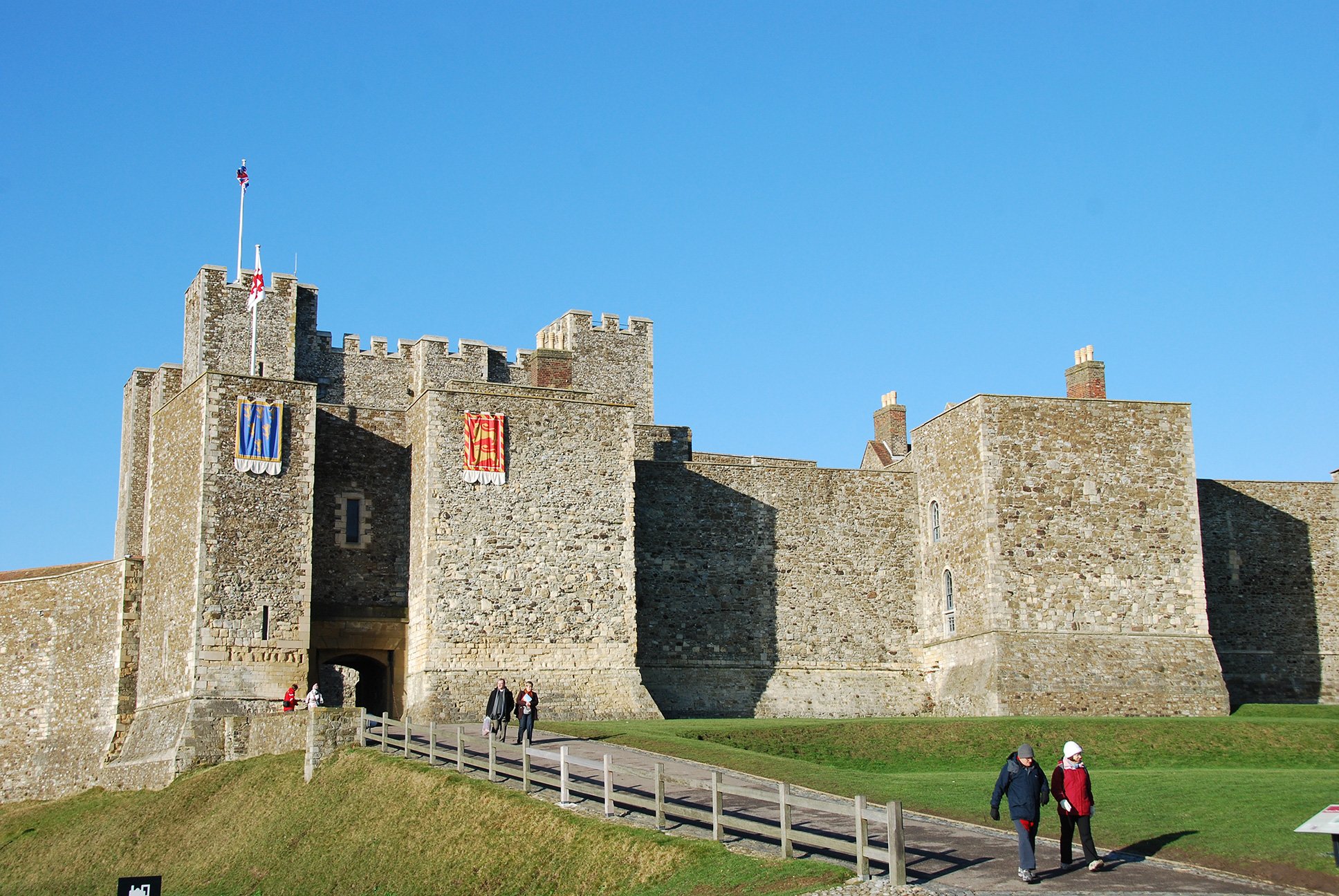 Дувр англия. Dover Castle England. Маяк Дуврского замка. Дуврский замок экспозиция. HMHS Dover Castle.