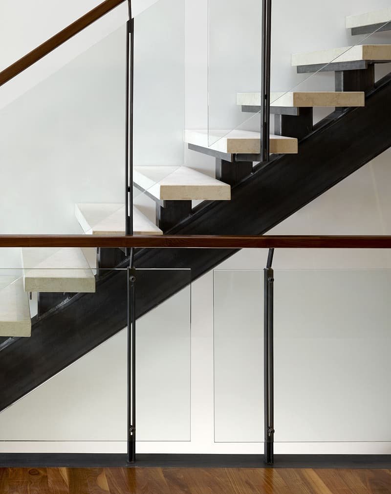 Лестница со стеклянными перилами в доме